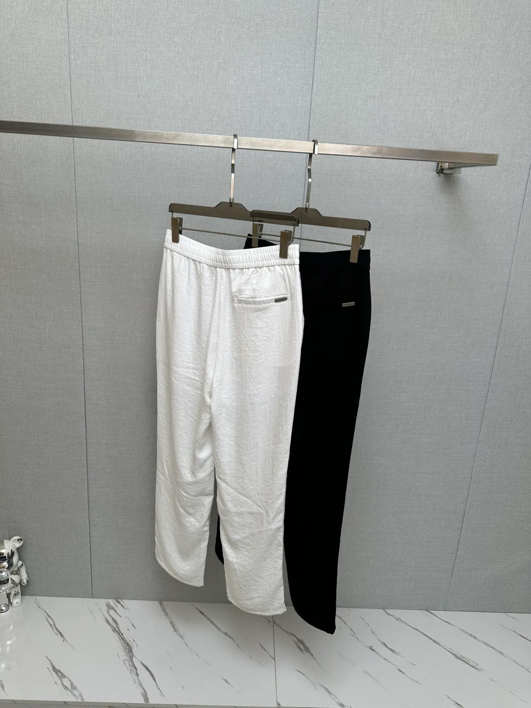 Lp* fitted version 2026 spring and summer silk linen casual pants, with Classic simplicity as the main tone, cleverly integrated with counter hardware and accessories elements, breaking the monotony of traditional casual pants and highlighting individuality and uninhibitedness. The three-dimensional tailoring fits the body shape and the design is neat and stylish, easily elongating the leg lines and creating a casual and casual style. The high-quality fabric is Wear-Resistant, breathable and comfortable, suitable for daily outings or light outdoor scenes. The detailed webbing embellishment adds a fashionable texture and can be easily controlled. It is an indispensable fashion item in the autumn and winter transition seasons. On sale in stock M—4XL